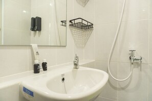 Ducha, artículos de tocador gratuitos, toallas, jabón