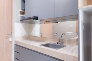 Studio | Private kitchen | Fridge, stovetop, rice cooker - Good And Comfort Stay Studio Apartment At B Residence (Pagedangan)