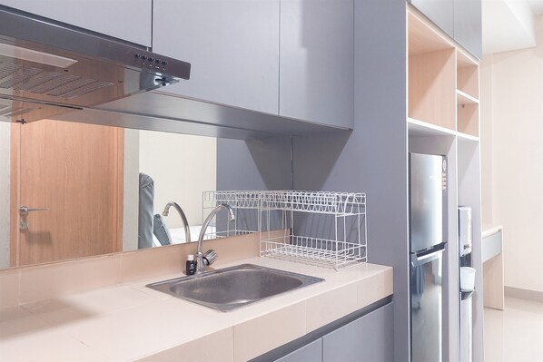 Private kitchen - Good And Comfort Stay Studio Apartment At B Residence (Pagedangan)