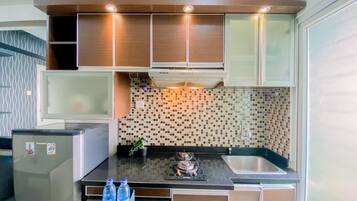 Apartamento | Cozinha privada | Geladeira, cooktop, panela elétrica de arroz, mesas de jantar