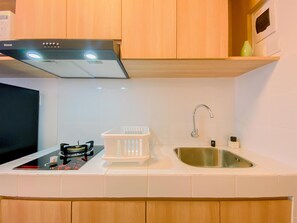 Studio | Private kitchen | Fridge, microwave, stovetop, rice cooker - Homey And Restful Studio At Tokyo Riverside Pik 2 Apartment (Teluknaga)