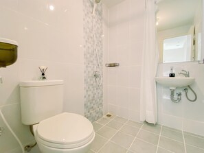 Apartment | Bathroom | Shower, towels