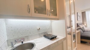 Unclassified image, 4 of 14, button - The Signature Studio Apartment With Jaccuzi Art Deco (Bandung)