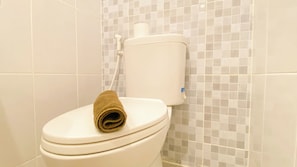 Studio | Bathroom | Shower, towels