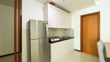 Apartemen Basic | Dapur pribadi | Lemari es, kompor, penanak nasi, dan meja makan