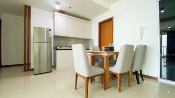 Apartemen Basic | Dapur pribadi | Lemari es, kompor, penanak nasi, dan meja makan