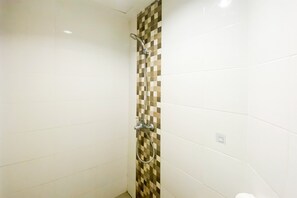 Apartment | Bilik Mandi | Pancuran mandi, tuala disediakan 