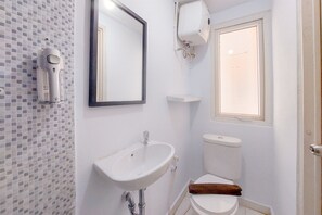 Studio | Bathroom | Shower, towels - Good Studio Apartment (No Kitchen) At Aeropolis Residence (Tangerang)