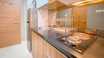 Studio | Eget kök | Kylskåp, mikrovågsugn, spishäll och riskokare