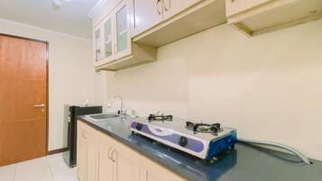 Estudio | Cocina privada | Frigorífico, placa de cocina y arrocera