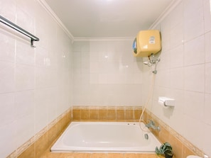 Studio | Badezimmer | Badewanne und Dusche (separat), Handtücher