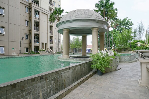 Una piscina al aire libre
