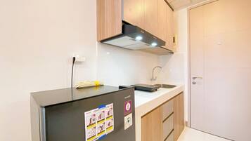 Estudi | Cuina privada | Frigorífic, placa de cuina i arrossera