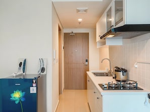Refrigerador, placa de cocina, arrocera