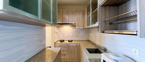 Appartement | Cuisine privée | Réfrigérateur, plaque de cuisson, cuiseur de riz, tables à manger