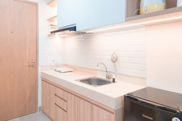 Studio | Private kitchen | Fridge, stovetop, rice cooker - Good Place And Relaxing Studio Apartment At B Residence (Pagedangan)