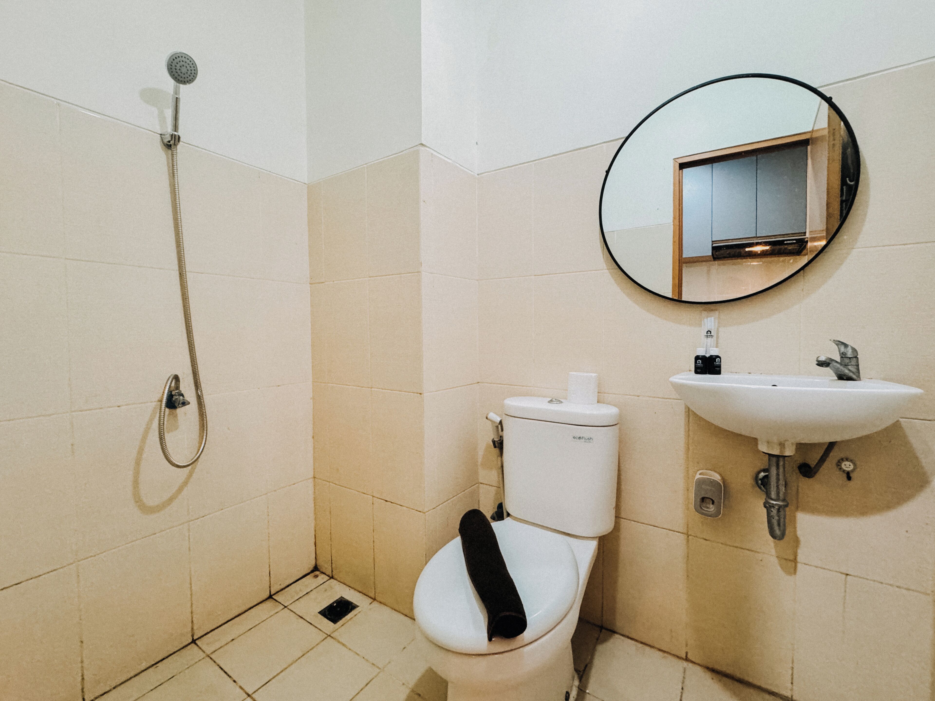 Studio | Bathroom | Shower, towels