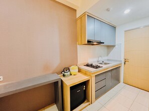 Studio | Private kitchen | Mini-fridge, stovetop, rice cooker - Warm And Tidy Studio At Bale Hinggil Apartment (Surabaya)