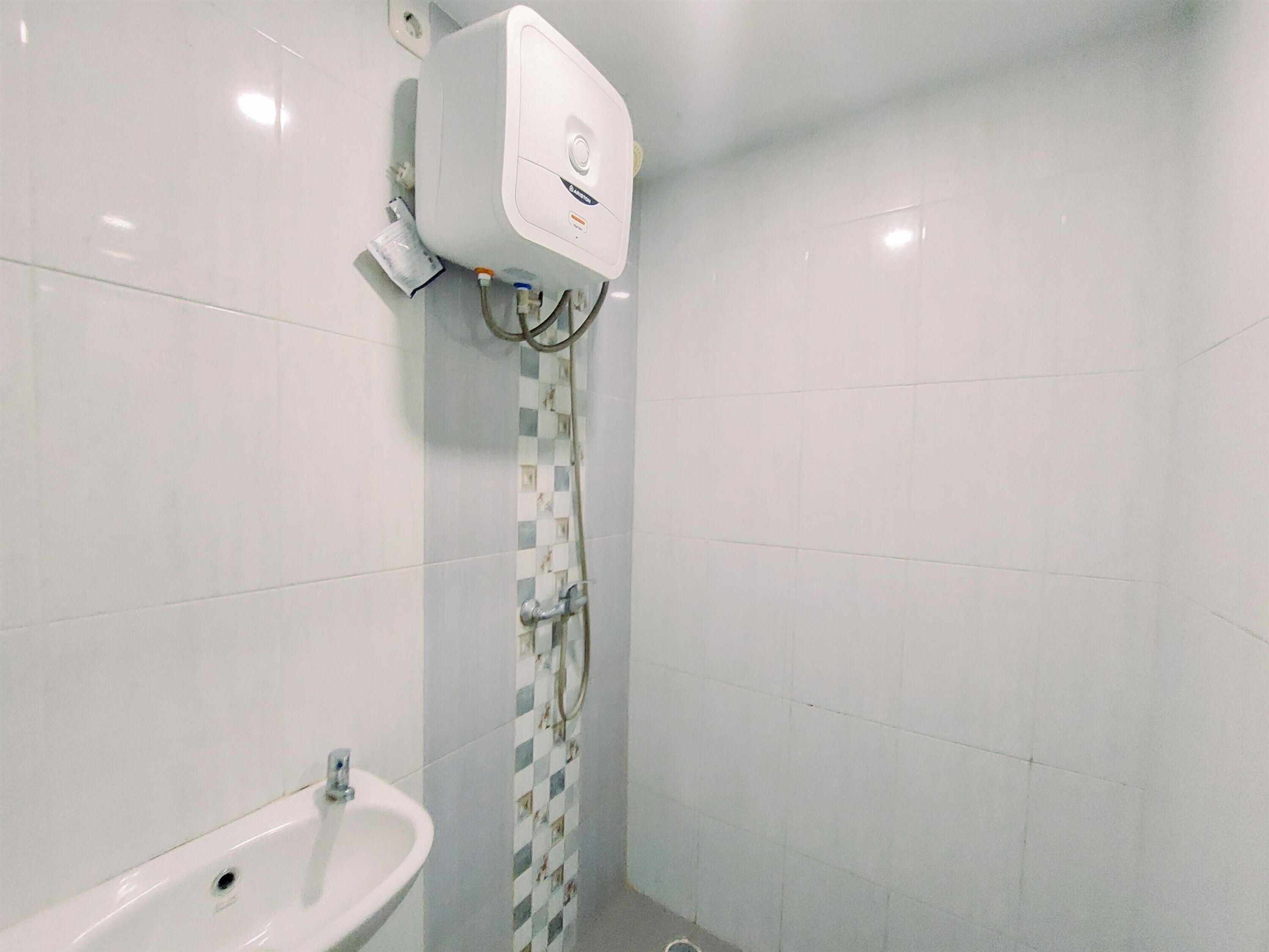 Studio | Salle de bain | Douche, serviettes fournies