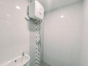 Studio | Kamar mandi | Shower dan handuk