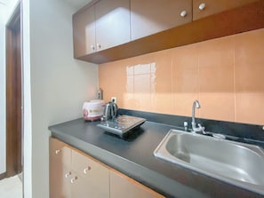 Appartement | Privékeuken | Een minikoelkast, een kookplaat, een rijstkoker