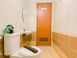 Studio | Bathroom | Shower, towels