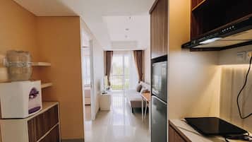 Appartement | Privékeuken | Een koelkast, een kookplaat, een rijstkoker, een eettafel