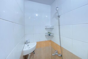 Appartement | Salle de bain | Douche, serviettes fournies