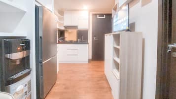 Apartment | Private kitchen | Fridge, stovetop, rice cooker, dining tables