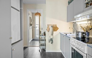 Fridge, stovetop, coffee/tea maker