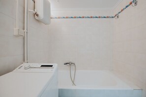 Hair dryer, towels, soap, shampoo - Pop Art Apt – 3 Min to Metro in the City Center (Neos Kosmos)