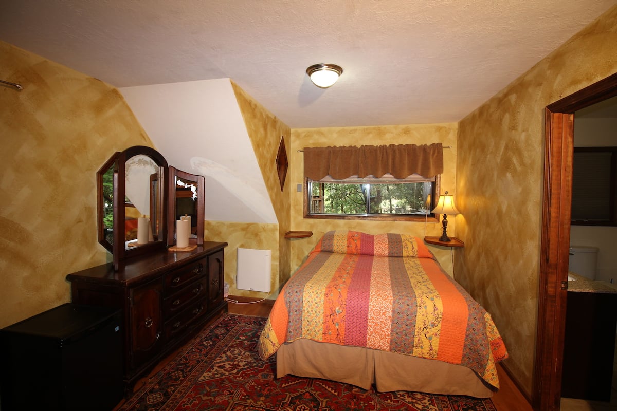 The Balcontree | 1 bedroom, individually decorated, individually furnished