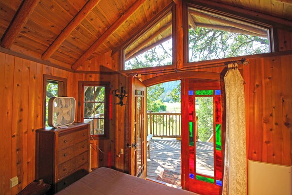 The Suite | Individually decorated, individually furnished, free cots/infant beds - Out 'N' About Treehouse Treesort (Cave Junction)