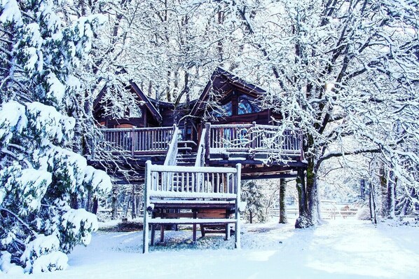 The Suite | Individually decorated, individually furnished, free cots/infant beds - Out 'N' About Treehouse Treesort (Cave Junction)