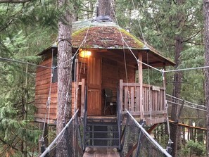 The Pleasantree | Individually decorated, individually furnished, free cots/infant beds - Out 'N' About Treehouse Treesort (Cave Junction)