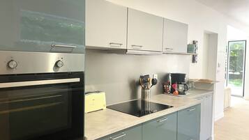 Refrigerador, microondas, horno y parrilla de estufa