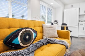 Smart TV - Charming, Newly Buillt, 1-bedroom house, close to Disney, AC, Fast Wifi (Garden Grove)