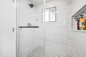 Shower, hair dryer, towels, soap - Charming, Newly Buillt, 1-bedroom house, close to Disney, AC, Fast Wifi (Garden Grove)