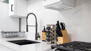 Kaffetrakter/tekoker, kjøleskap, mikrobølgeovn og ovn