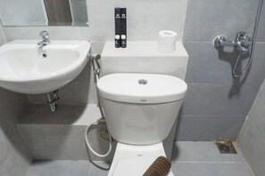 Appartement Deluxe | Salle de bain | Douche, articles de toilette gratuits, serviettes fournies, savon