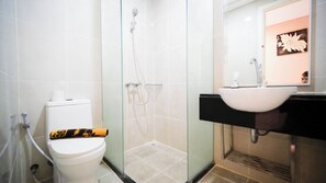 Apartamento luxo | Banheiro | Chuveiro, produtos de toalete grátis, toalhas de banho, sabonete