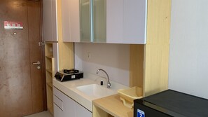 Private kitchen - Cozy Nice Studio At Signature Park Grande Apartment (Jakarta)
