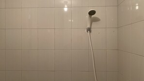 Est údio luxo | Banheiro | Chuveiro, produtos de toalete grátis, toalhas de banho, sabonete