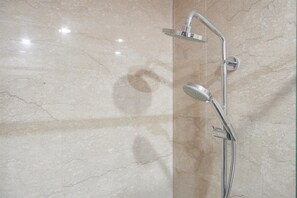 Deluxe-Studio | Badezimmer | Dusche, kostenlose Toilettenartikel, Handtücher, Seife