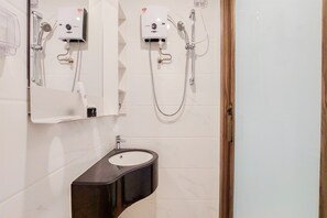 Deluxe Studio | Bathroom - Simply Design Studio Room Sky House Alam Sutera Apartment (Tangerang)