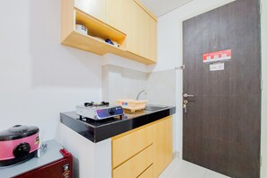 Private kitchen - Homey And Enjoy Living Studio Serpong Garden Apartment (Cisauk)