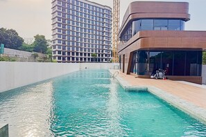 Outdoor pool - Best Deal And Comfortable 2Br The Parc South City Apartment (South Tangerang)