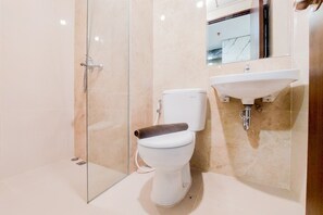 Deluxe Studio | Bathroom | Shower, free toiletries, towels, soap