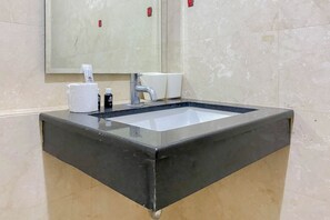 Appartement | Badkamer | Een douche, handdoeken