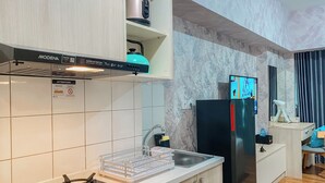 Una cocina moderna con estufa a gas, refrigerador de acero inoxidable y horno empotrado.